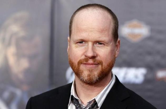 Джосс Уідон не зміг написати сценарій "Бетгерл"