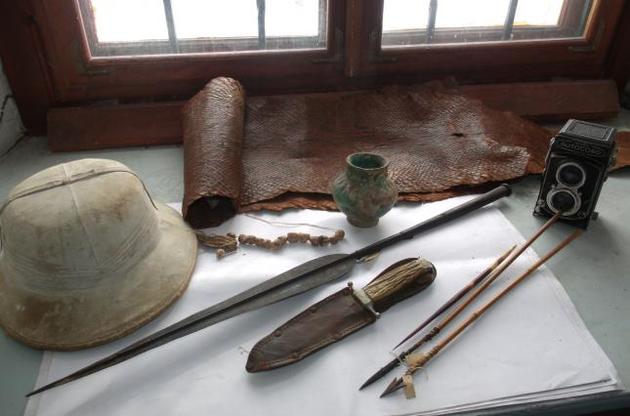 Шолом, шкура пітона, спис, стріли, ніж,
африканський оберіг «грі-грі» — цінні
реліквії, які Юрій Шумовський привіз з
Африки і згодом передав у Дубенський
державний історико-культурний заповідник