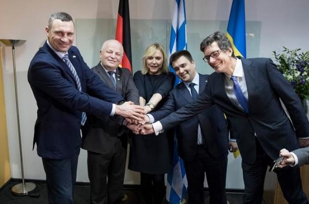 На відкриття Бюро федеральної землі Баварія прийшло багато високопосадовців та політиків