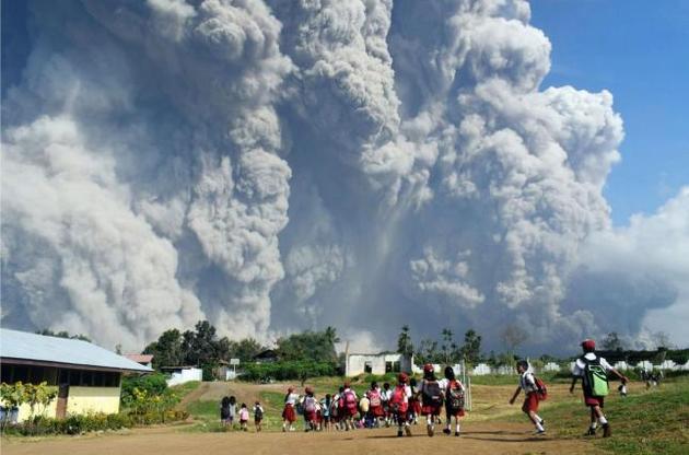 На Суматре проснулся вулкан, эвакуируют людей