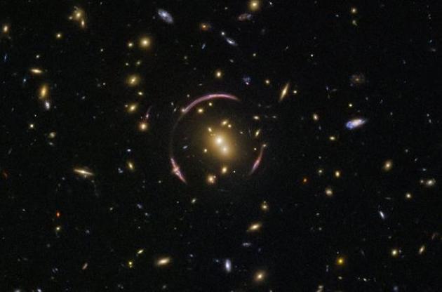 "Хаббл" сделал снимок "космического глаза" из сотен галактик