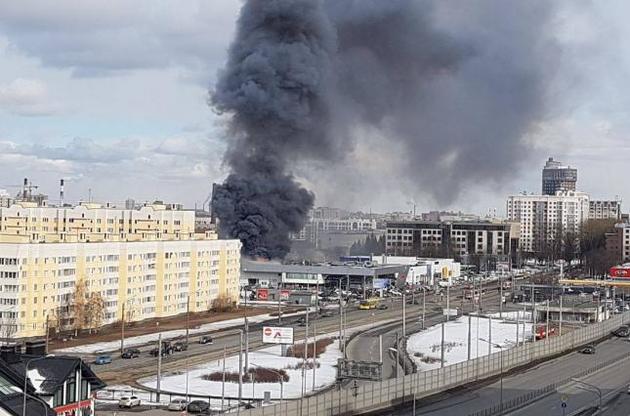 В Петербурге горит автосалон площадью в 500 квадратных метров