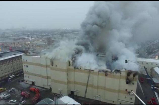 Причиною пожежі у кемеровському ТРЦ назвали протікання даху та "коротнувші" дроти - Ъ