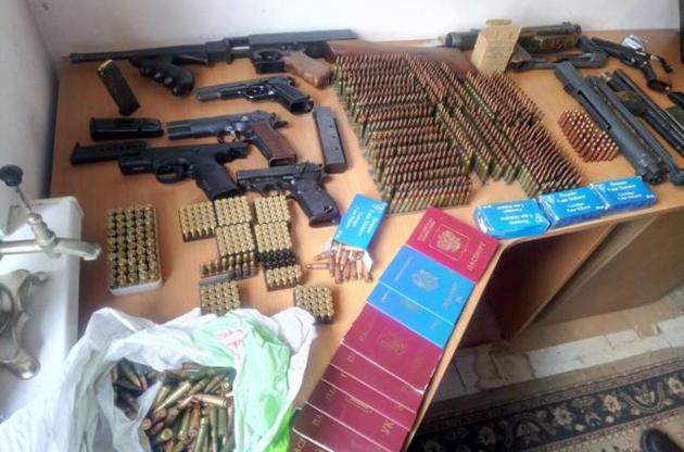 Помимо фальшивых документов, сотрудники СБУ изъяли оружие, боеприпасы и крупную сумму наличными