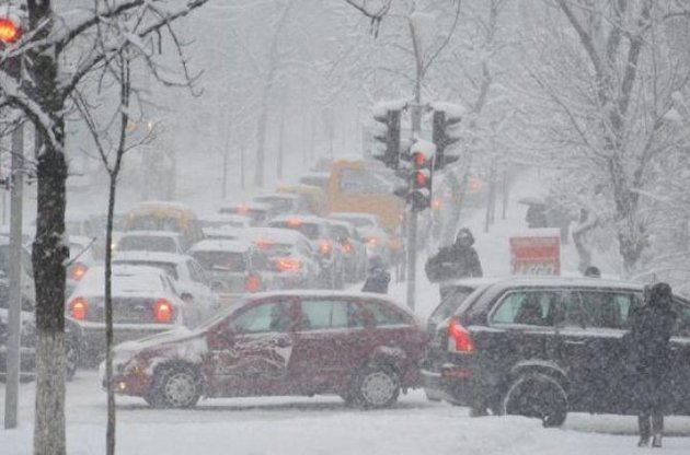 У Києві через сильний снігопад громадський транспорт курсує без дотримання графіка руху
