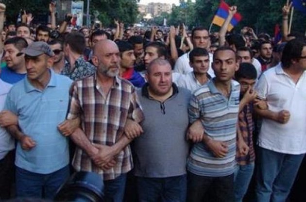 Протестующие в Ереване заявили о начале "тотального неповиновения"