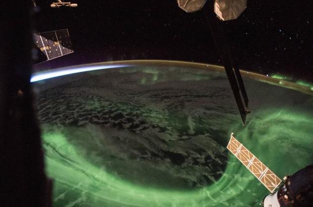 NASA опубликовало впечатляющий снимок встречи полярного сияния и рассвета