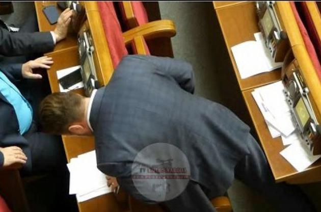 Депутат Яценко за підтримки "фанатів" у залі накнопкодавив за шістьох одразу