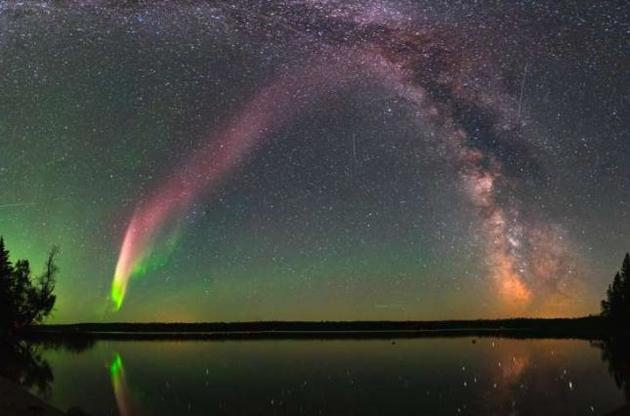 Ученые раскрыли тайну загадочных фиолетовых "радуг" в небе Канады