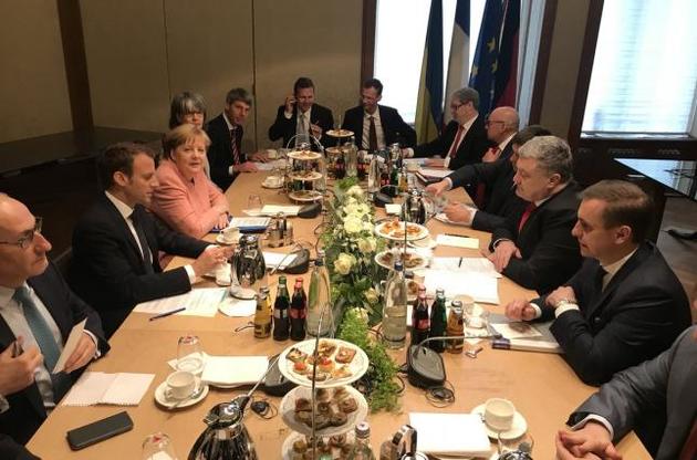 Порошенко в Аахене начал переговоры с Меркель и Макроном