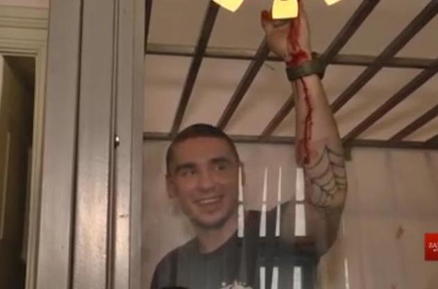 Один з обвинувачених порізав собі вени на знак протесту