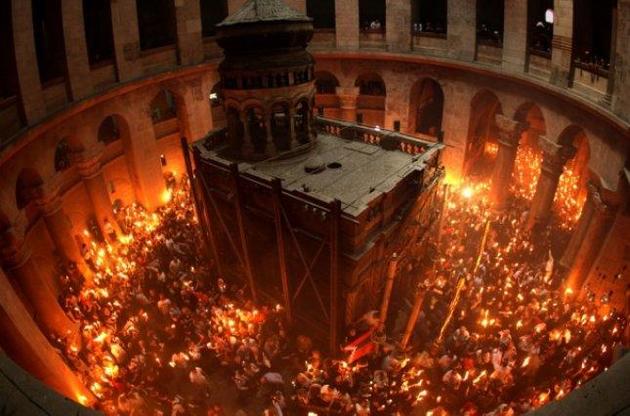 Армянский священник раскрыл тайну "благодатного огня" в Храме Гроба Господня