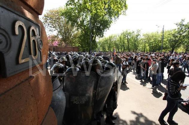 Євросоюз закликав владу Вірменії звільнити протестувальників і почати діалог з опозицією