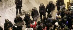 В Мадриде протестующие жгли автомобили и громили витрины из-за смерти нелегала