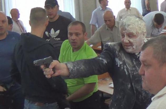 Никопольский депутат Александр Рыбаков достал пистолет во время заседания горсовета.