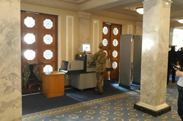 В Раде установили оборудование для досмотра депутатов и посетителей парламента