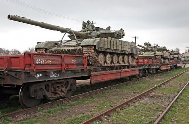 Россия перебросила в Донбасс бронетехнику и вагон с "черными ящиками" - ИС