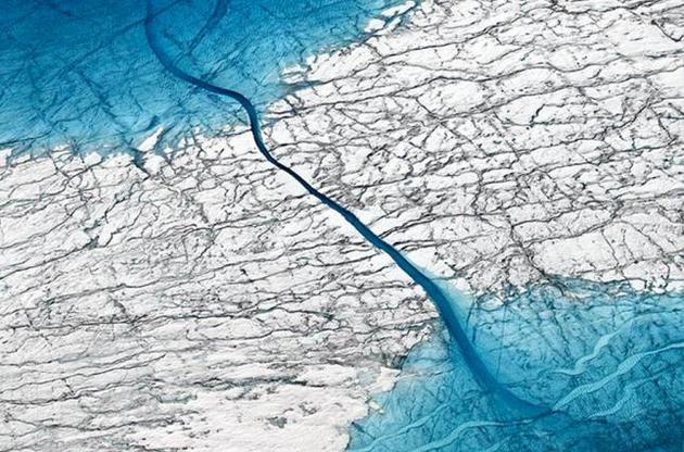 На поверхні льодовика утворюються озера