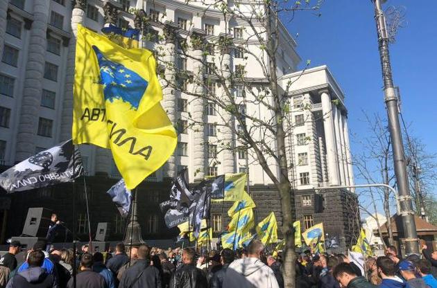 Митингующие в центре Киева потребовали от Гройсмана не повышать цены на бензин