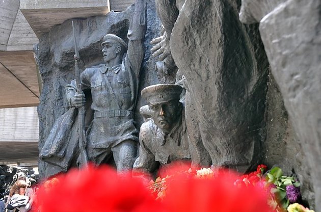 Вятрович пропонує перенести вихідний день на 8 травня замість 9-го.