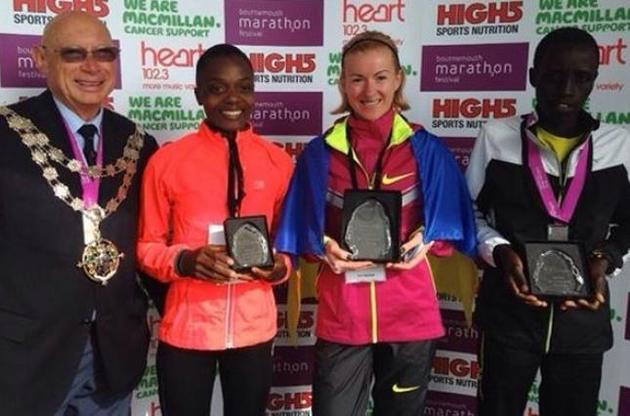 Катерина Стеценко (друга праворуч)