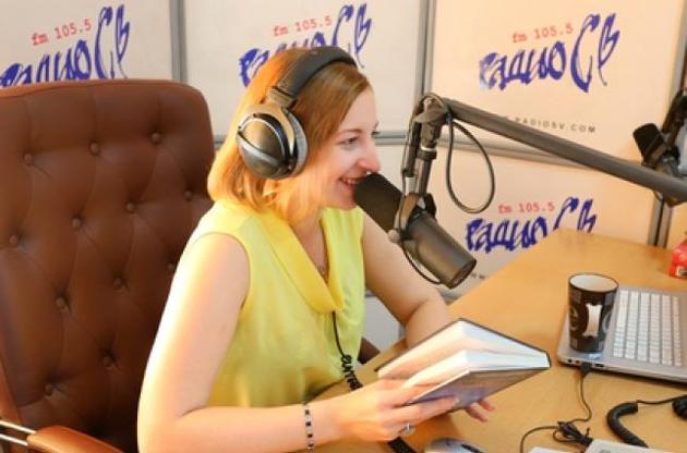 На Камчатке отстранили от эфира радиоведущую, назвавшую избирателей Путина приматами