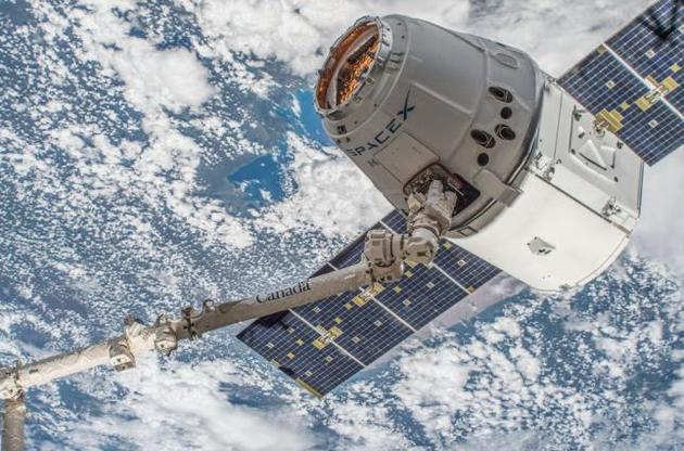 Космический челнок Dragon компании SpaceX успешно приводнился в Тихом океане