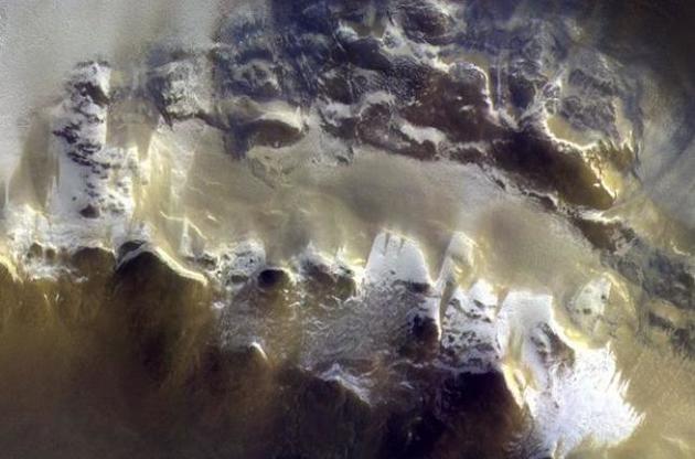 Зонд миссии "ЭкзоМарс" прислал первые цветные снимки Красной планеты