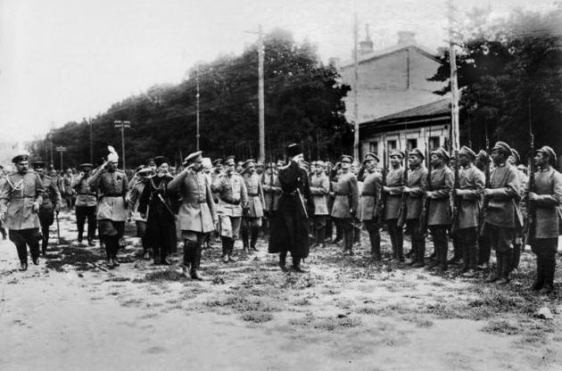 Гетман П.Скоропадский проводит смотр воинов Сирожупанной дивизии, 27 августа 1918 г.