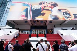 Сім персонажів під пальмовою гілкою