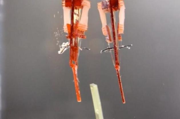 Робот имитирует движение пальцев человека