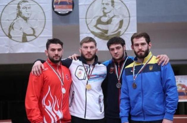 Украинские борцы завоевали семь медалей на престижном турнире в Болгарии