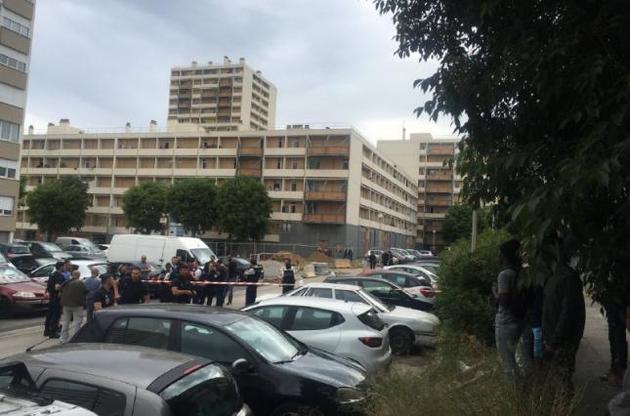 У Марселі невідомі на трьох машинах відкрили вогонь з "калашникових" по натовпу - є поранений