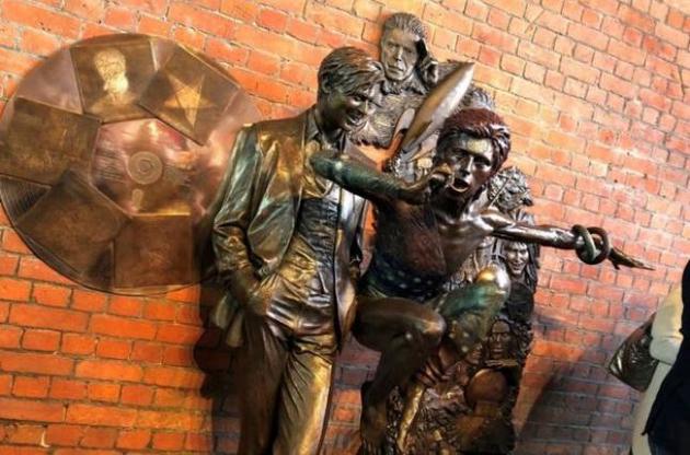 В Великобритании открыли памятник Дэвиду Боуи