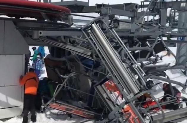 Місце катастрофи представляє з себе купу зламаного металу і дерева