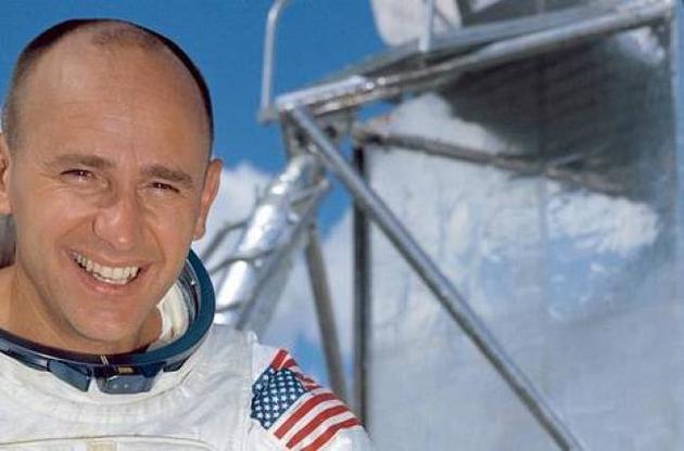 Алан Бін був учасником місії "Аполло 12" у листопаді 1969 року, другого польоту американців на Місяць