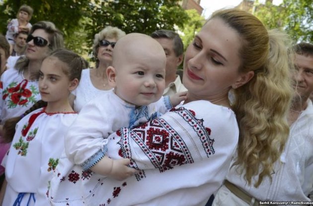Украинцы отмечают День вышиванки