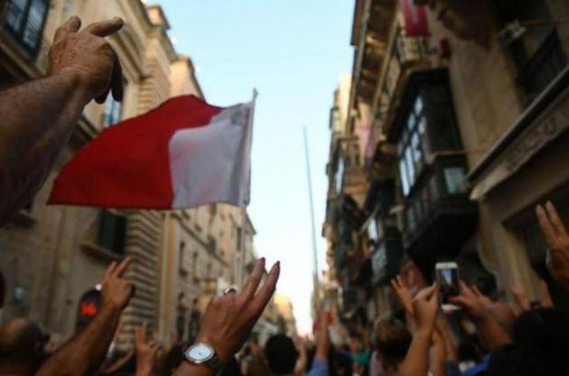 На Мальте потребовали отставки главы банка фигурирующего в убийстве журналистки Дафны Галиции