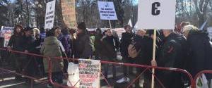 Под Радой собралась группа сторонников и противников Савченко