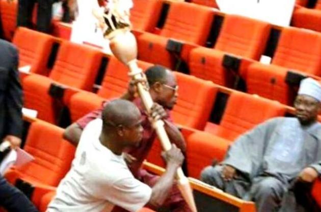 У Нігерії група озброєних людей обікрала парламент