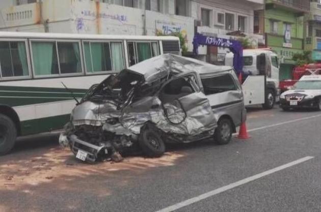 В Японии 18 человек госпитализировали после ДТП с участием школьного автобуса