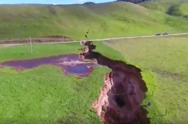 На полі у Новій Зеландії з'явилася гігантська тріщина