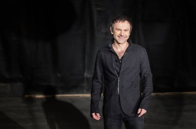 Вакарчук вроде бы побеждает Зеленского, но как-то неуверенно, результат близок к погрешности