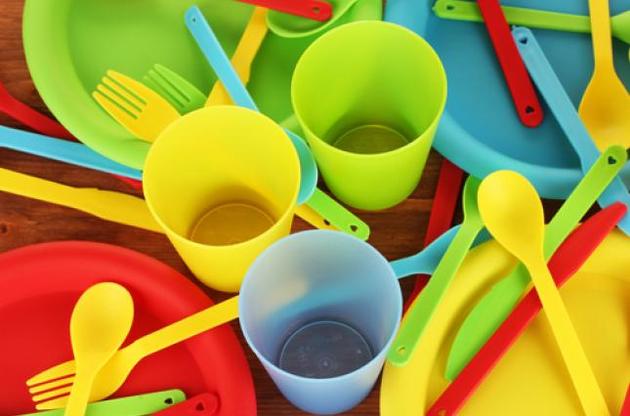 Еврокомиссия одобрила запрет одноразовой пластиковой посуды