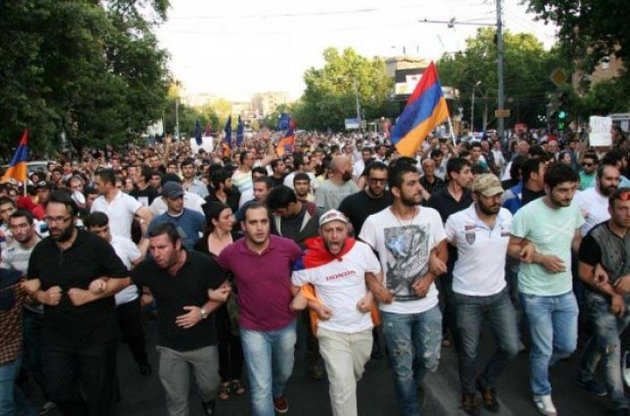 Ереван охватили массовые акции протеста против экс-президента Сержа Саргсяна