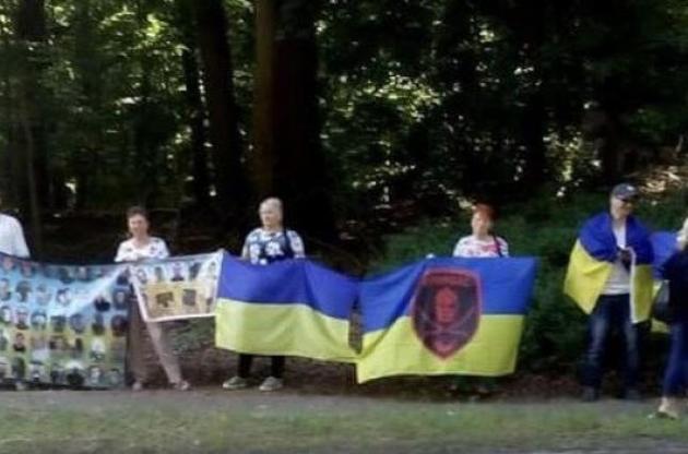 Глав МИД стран "Нормандской четверки" в Берлине встретили пикетом жены пленных украинцев