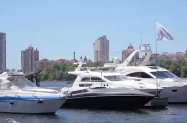 Швартуються такі човни, як правило, у спеціально обладнаних місцях-"маринах" та яхт-комплексах