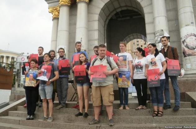 Родичі українських заручників показали Путіну "червону картку"