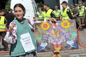 Біля Верховної ради пройшла костюмована акція на захист тих, кого телеканал "Інтер" назвав фашистами