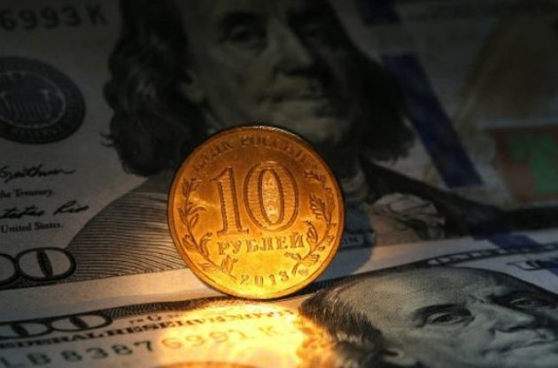 Російський рубль падати третій день поспіль через введення санкцій США